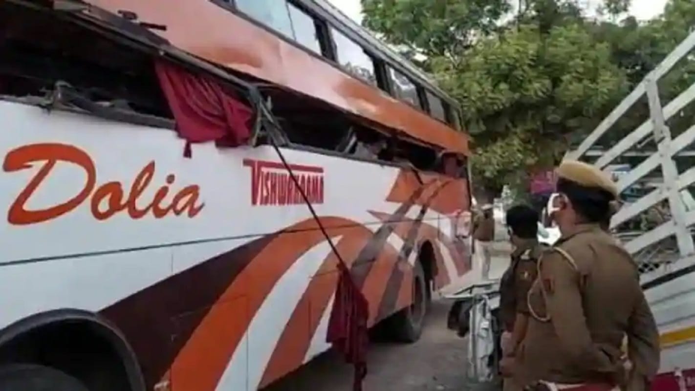 Rajasthan Pali Jaipur Ahmedabad national highway number 162 100 feet long pipe across the moving bus live updates pictures