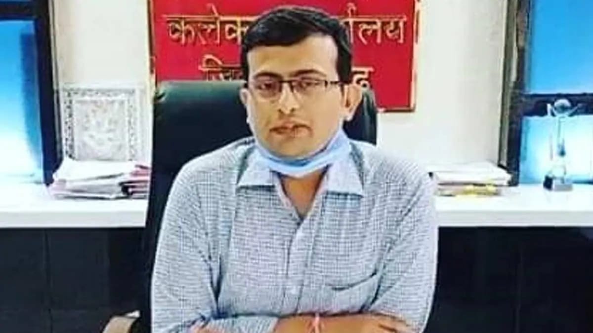 Madhya pradesh Rajgarh collector neeraj kumar imposed a fine on himself  after getting a complaint