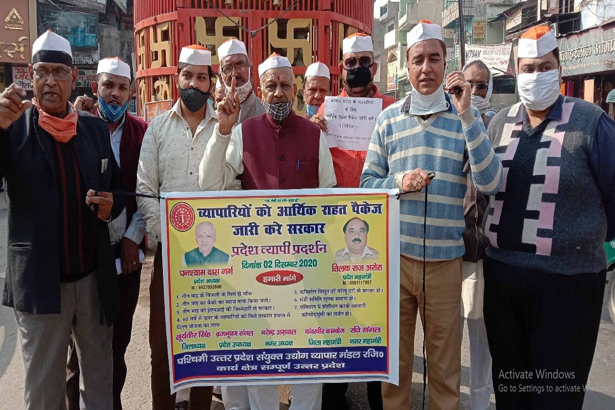 The traders demonstrate on demand for economic relief package in Shamli of Uttar Pradesh