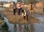सुल्तानपुर क्षेत्र के फतवा गांव में क्षतिग्रस्त सड़क पर रेत व आरबीएम डलवाते भिक्कमपुर के चौकी प?