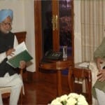 रिपोर्ट को लेकर तत्कालीन प्रधानमंत्री मनमोहन सिंह से मिलते तत्कालीन मुख्यमंत्री नरेंद्र मोदी (फाइल फोटो)