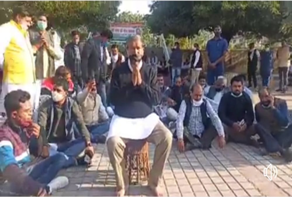 Haridwar Latest News: Former CM Harish rawat Sit On Silent Protest Against Kumbh Work