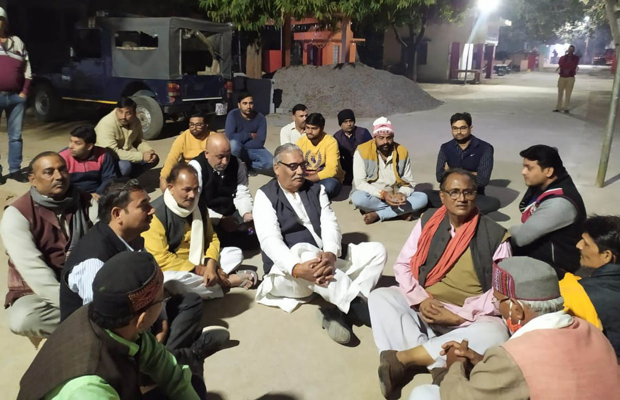 BJP workers picket at police station on challan