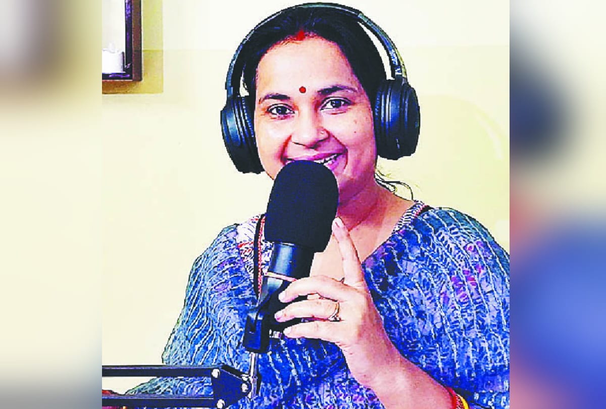 Principal Anita Srivastava teaching student of council schools by radio show in Gorakhpur