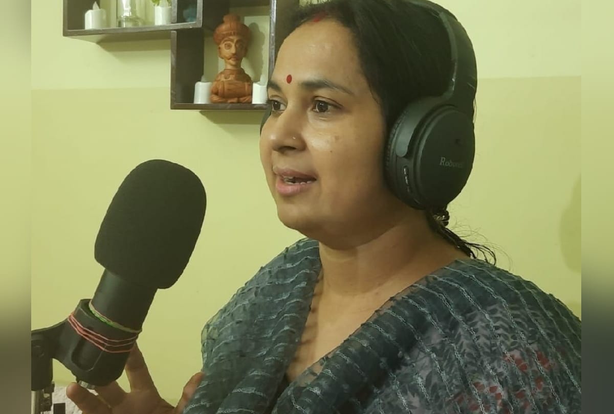 Principal Anita Srivastava teaching student of council schools by radio show in Gorakhpur