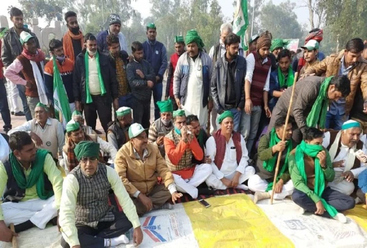 Aligarh: Farmers of Aligarh on Noida-Delhi border protesting against three ordinances