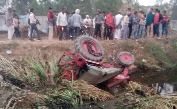 Child dies due to overturning in tractor pond