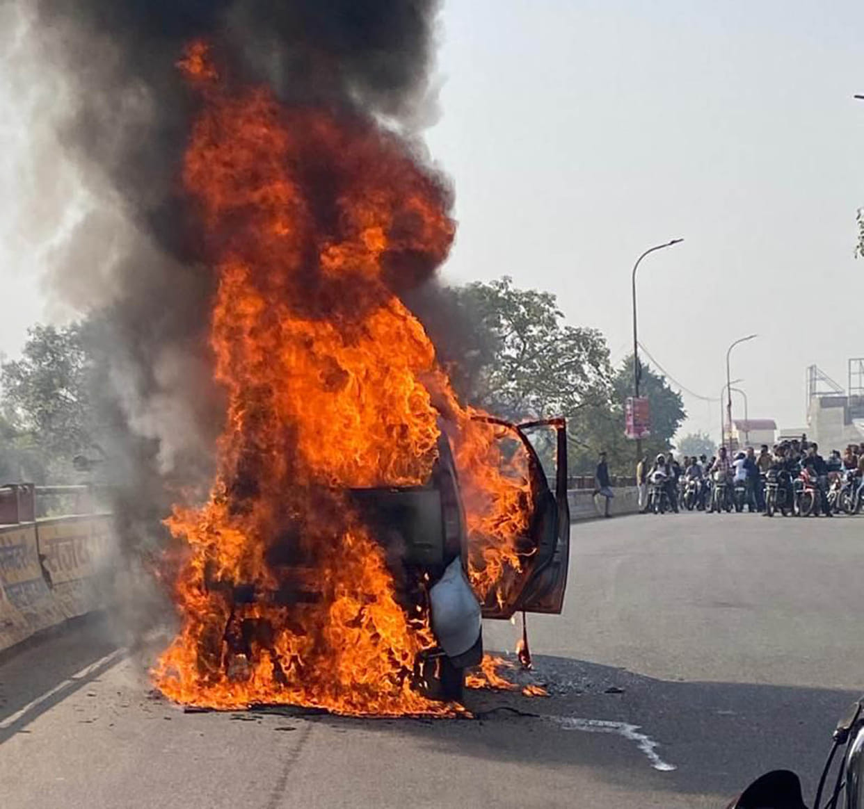 Car caught on fire, father-son rescued by passers-by