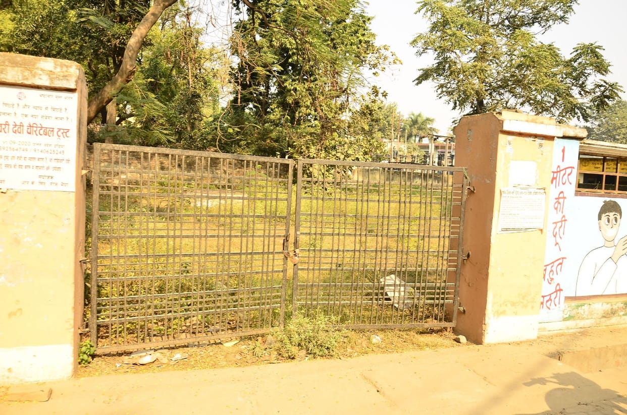 Locks in night shelters, people stagnating on the pavement