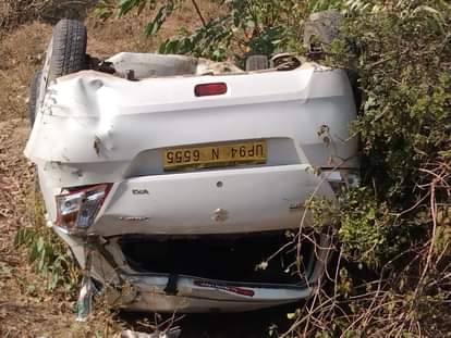 ग्राम गनगौरा में एक्सीडेंट के बाद पलटी पड़ी कार