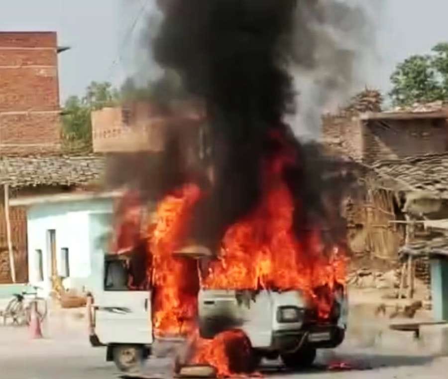 Fireball van made in Jhansi-Mirzapur highway