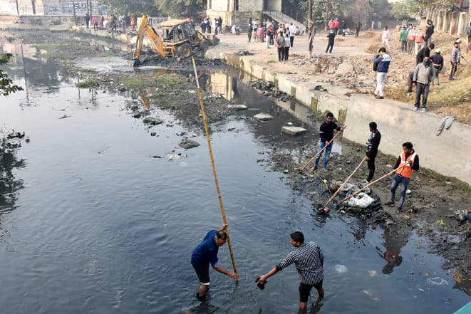 Cleanliness campaign conducted on the tracks of Pondhoi