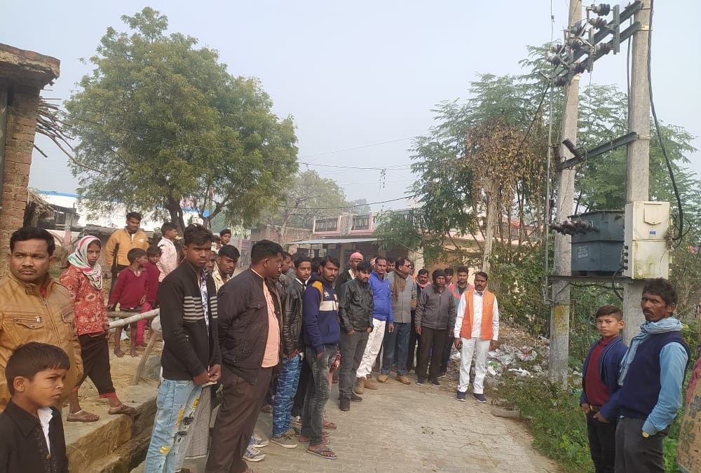 Three labourers died because of electric current in kakori in Lucknow.