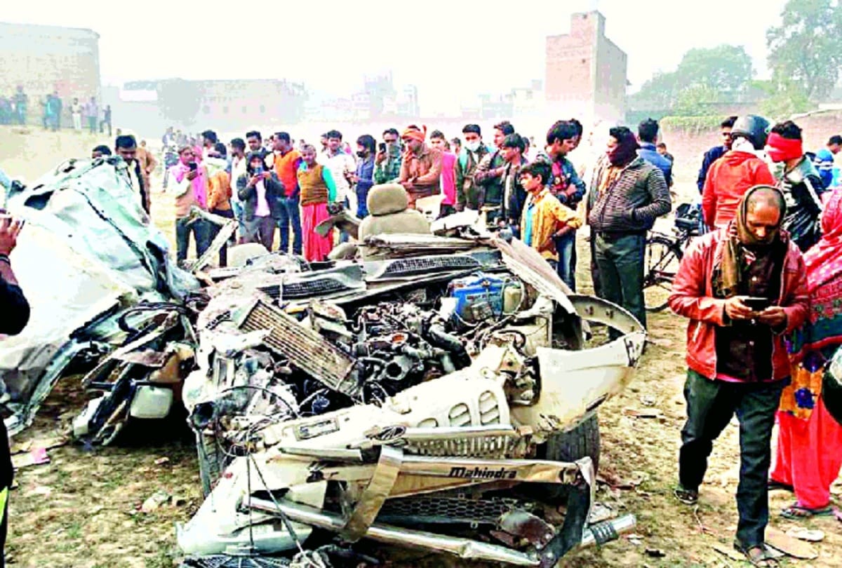 Terrible road accident in Kaushambi eight people dies many injured due to overloaded truck