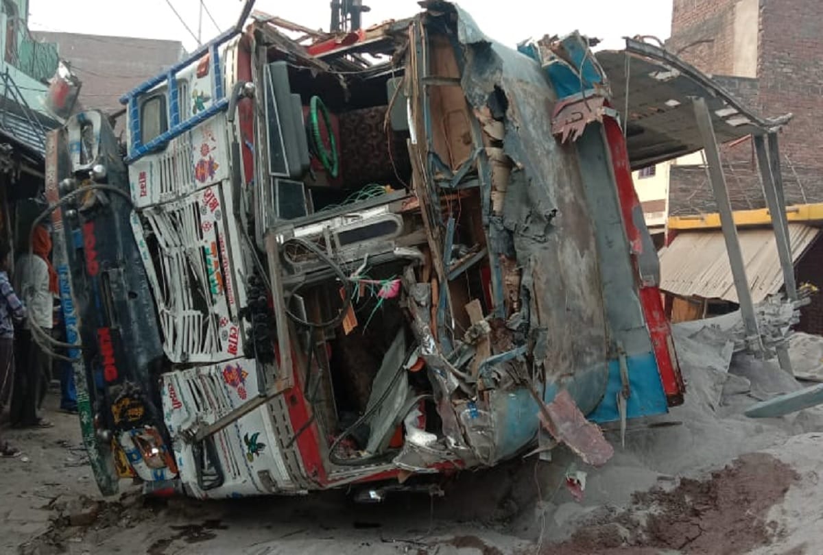 Terrible road accident in Kaushambi eight people dies many injured due to overloaded truck