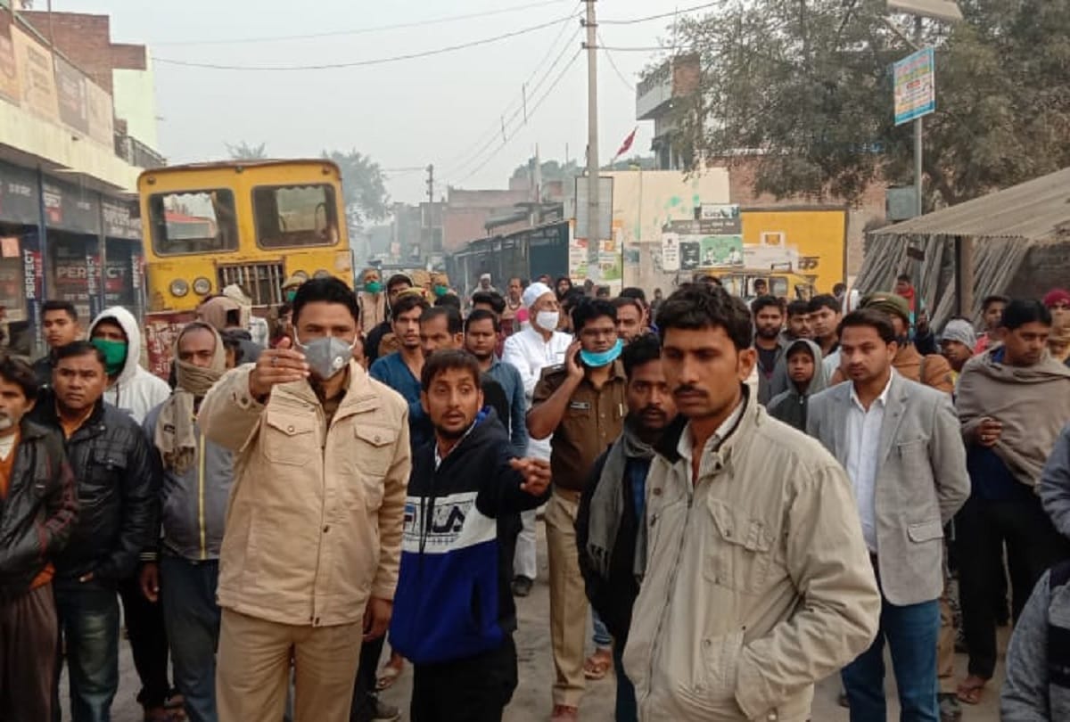 Terrible road accident in Kaushambi eight people dies many injured due to overloaded truck