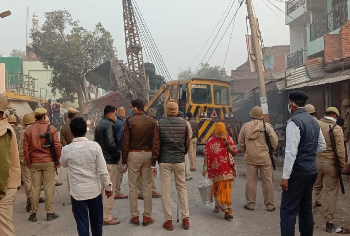 Terrible road accident in Kaushambi eight people dies many injured due to overloaded truck