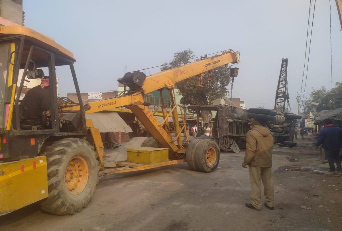 Terrible road accident in Kaushambi eight people dies many injured due to overloaded truck
