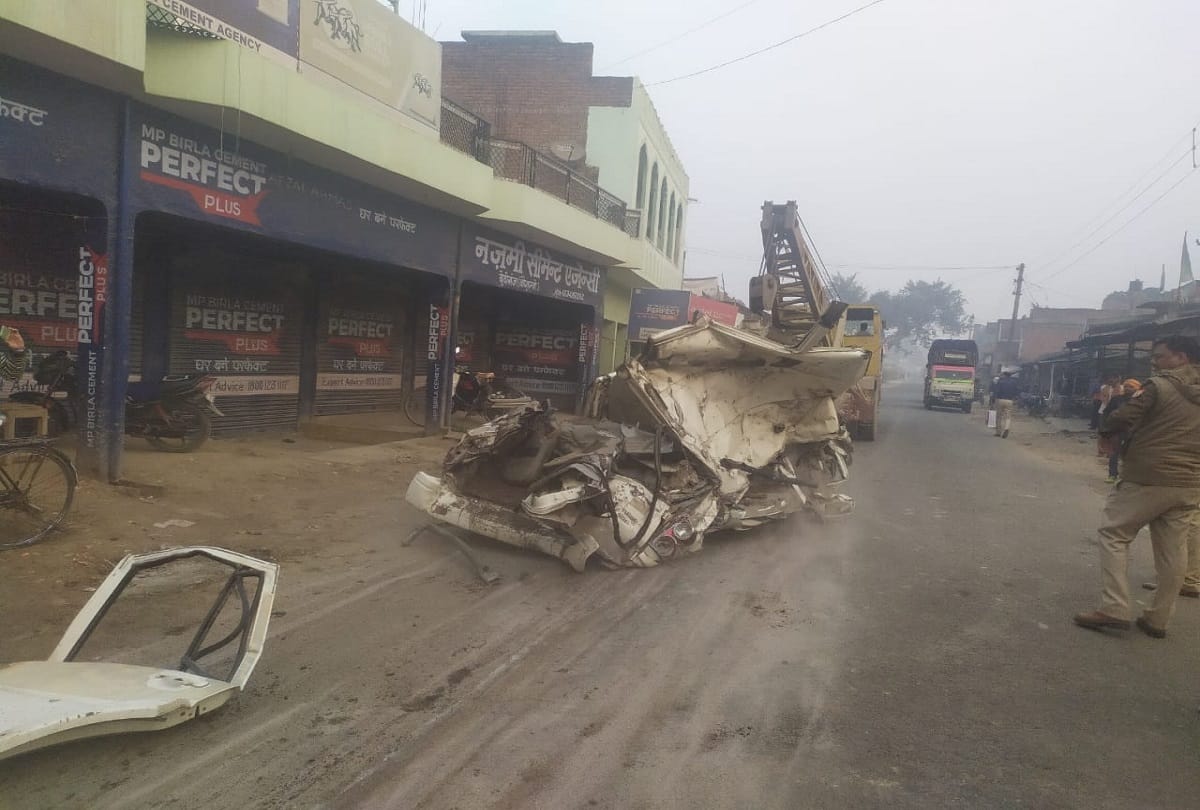 many people returning from a wedding program dies in road accident in Kaushambi