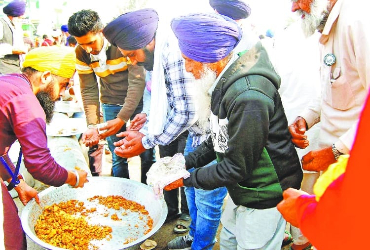Kisan Andolan : Local farmers are Supporting protesting farmers in Delhi-Haryana Border