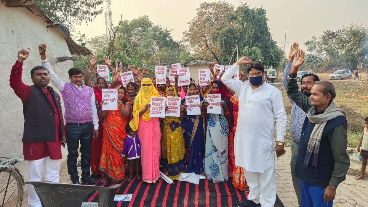 Demand for MGNREGA wages on time Apna Dal S and villagers demonstrate