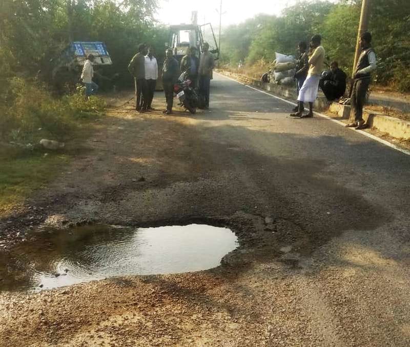 Tractor overturned in road pits, peanut crop worth 40 thousand ruined