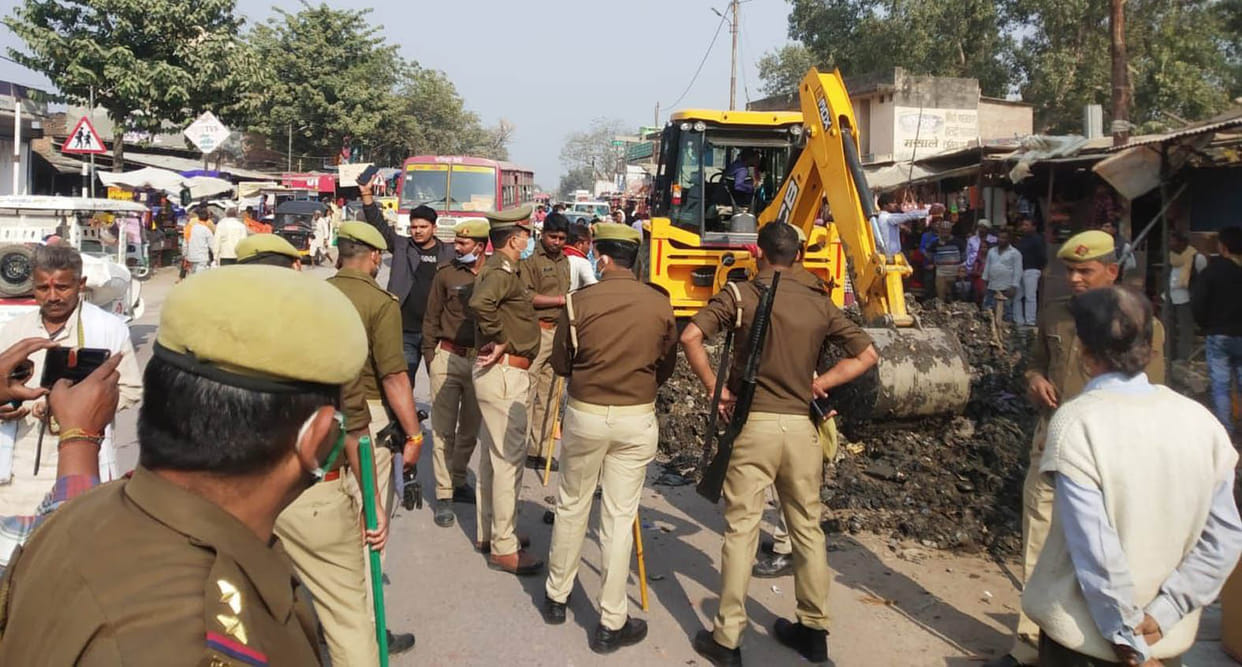 Cleaning of the drain in the presence of police