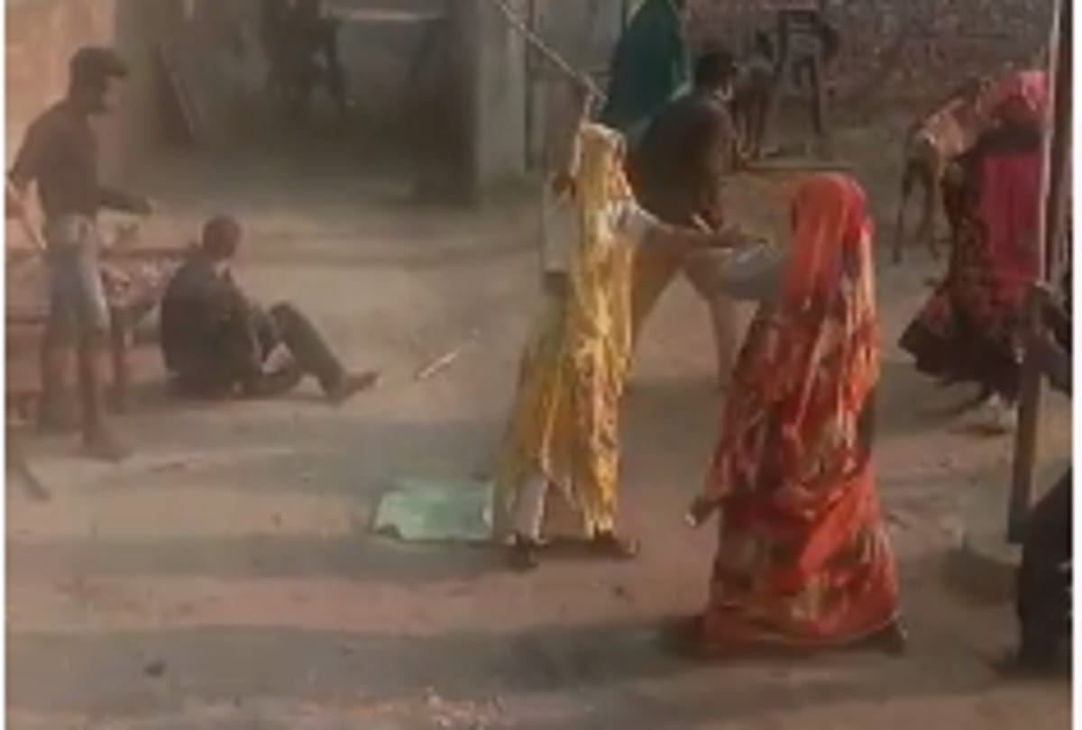 Clash between two groups in Aligarh for MNREGA job issue