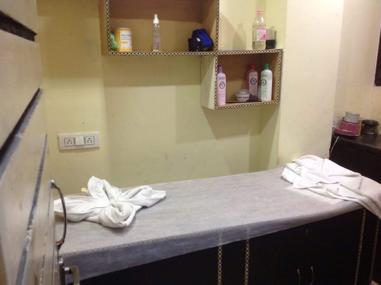 crime branch raid on bhopal London spa over information of racket three women and two men arrested