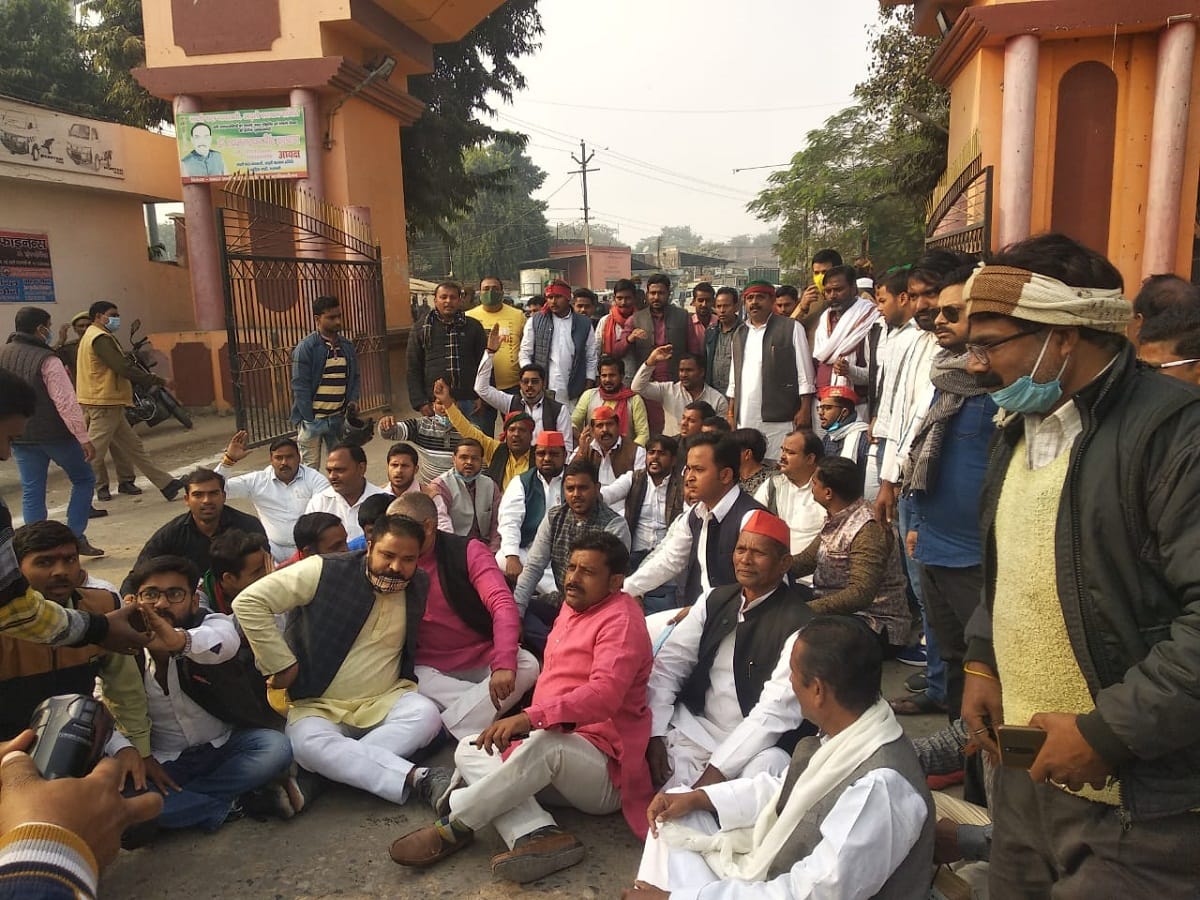 Samajwadi Party candidate for graduation raised questions on counting process sat on dharna in Varanasi