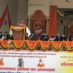 संबोधित करते सीएम योगी।
