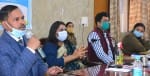 जिला पंचायत सभागार में हक की बात कार्यक्रम को संबोधित करते डीआईओएस।