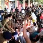 लाठी चार्ज करती पुलिस