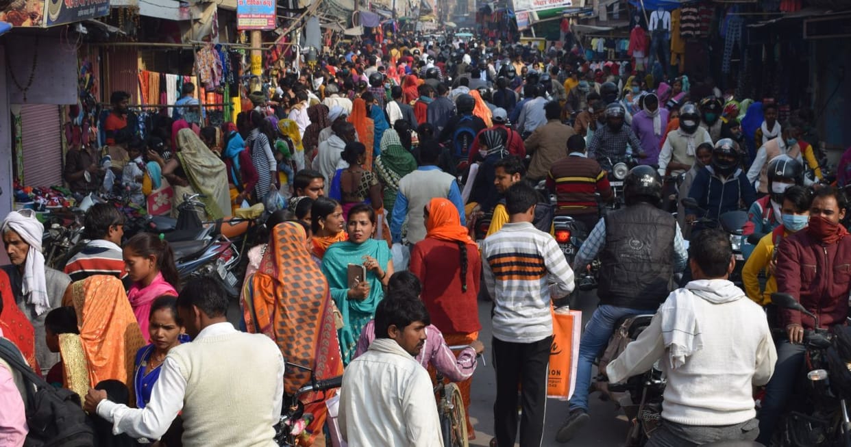 croud in market