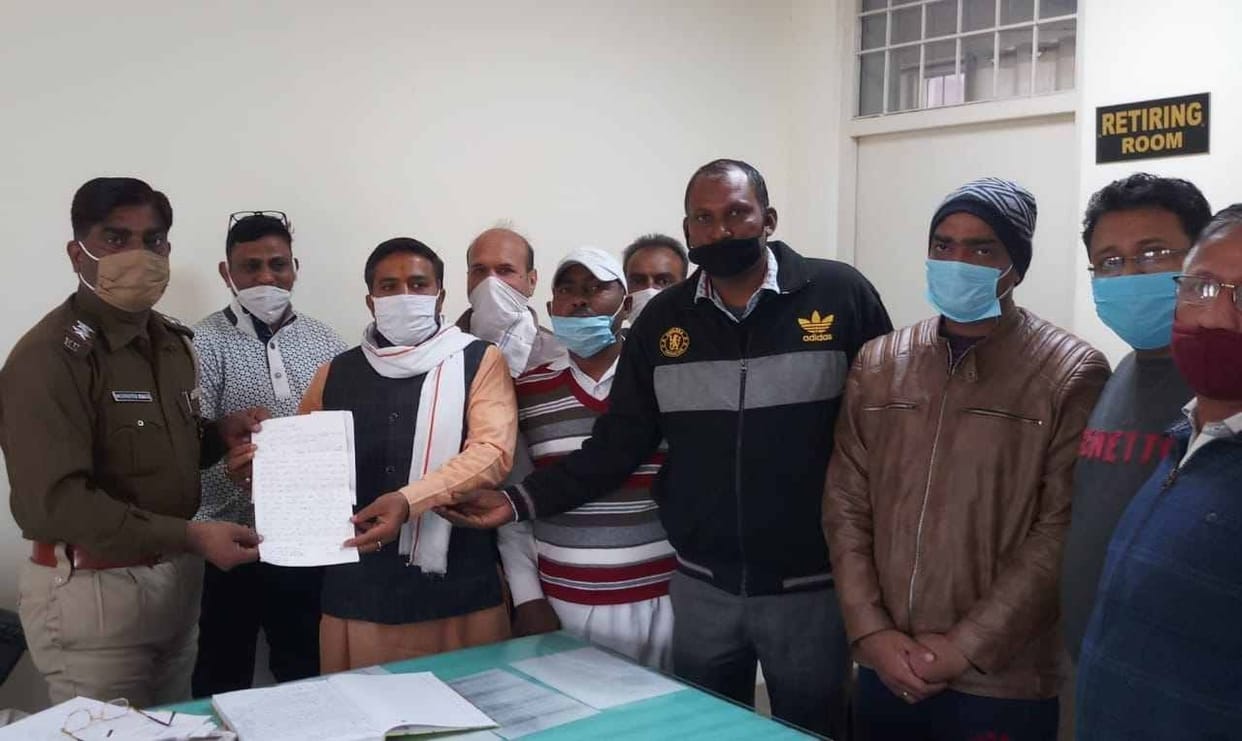Shopkeepers protesting against food safety training, charged with taking money from each shopkeeper