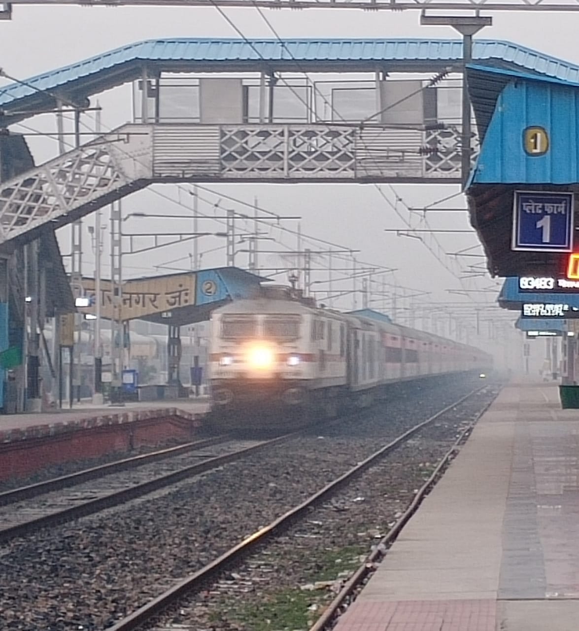 Truck collided with Pawan Express in Ghazipur