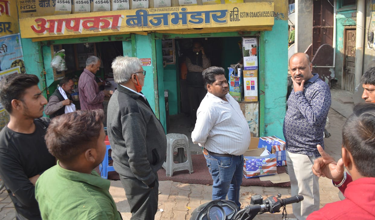Hathras: Crooks who took cash by cutting the shutter of manure-seed shop