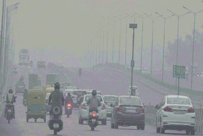 Delhi Air Quality: शुक्रवार से खराब श्रेणी में पहुंचेगी की दिल्ली की हवा, देखें आज का एक्यूआई Air quality index recorded 129 in Delhi on Wednesday