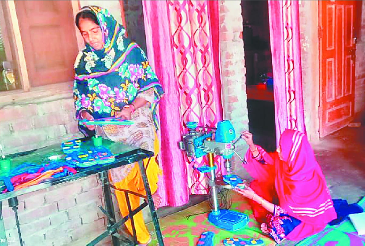 Women self-sufficient by making slippers through self-help groups in basti