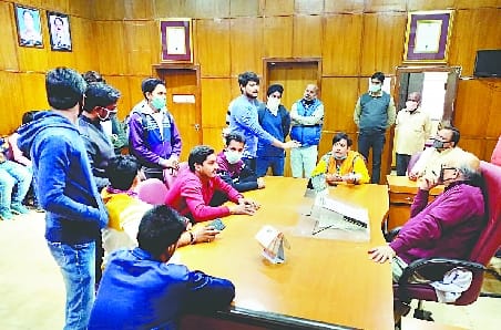Senior students entered the classroom for ragging and said - Get acquainted