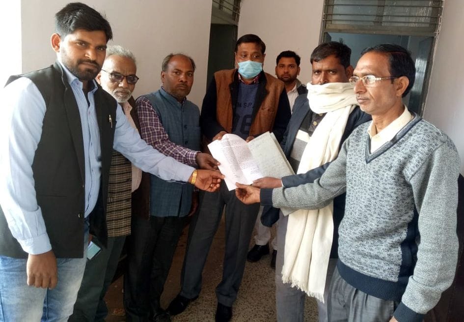 kabje ke virodh mein basapaiyon ne saumpa gyaapan