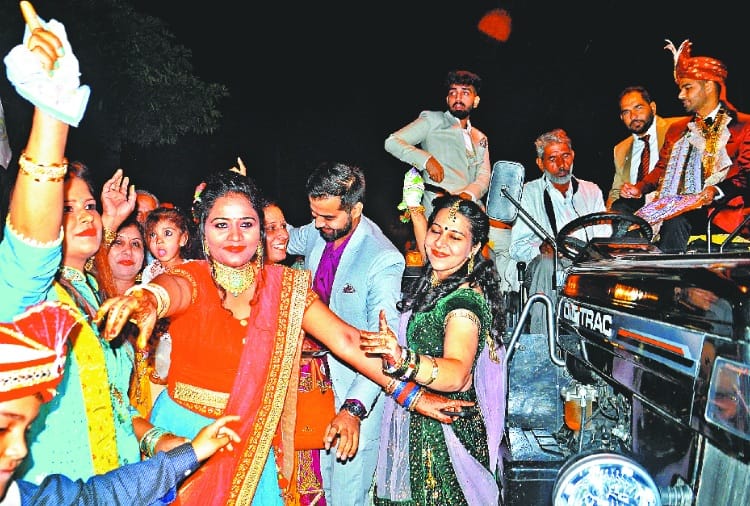 Farmer Protest : Groom in Haryana ride a tractor to show support to farmers