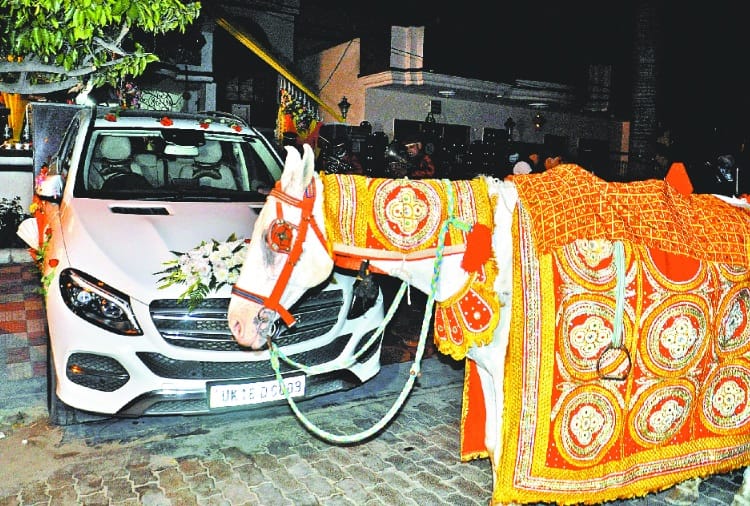 Farmer Protest : Groom in Haryana ride a tractor to show support to farmers
