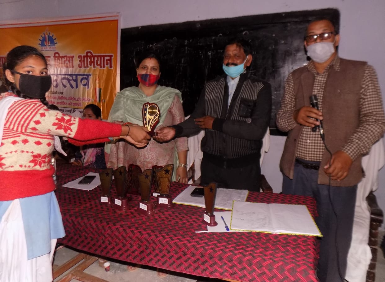 Children showed skill in arts festival, got award
