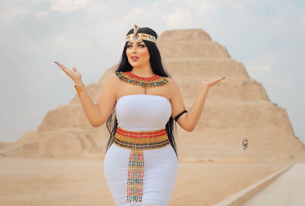 Egyptian Police Arrests Photographer Over Pyramid Photoshoot of Model Salma al Shimi