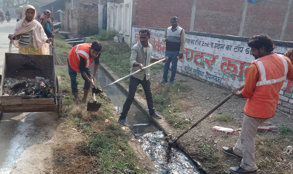 aaboonagar mein 52 laakh se naala aur seesee sadaken banengee