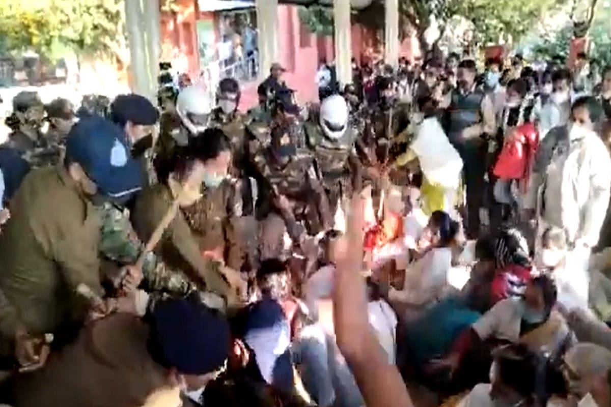 Police lathicharge on Contractual health workers who were protesting in bhopal