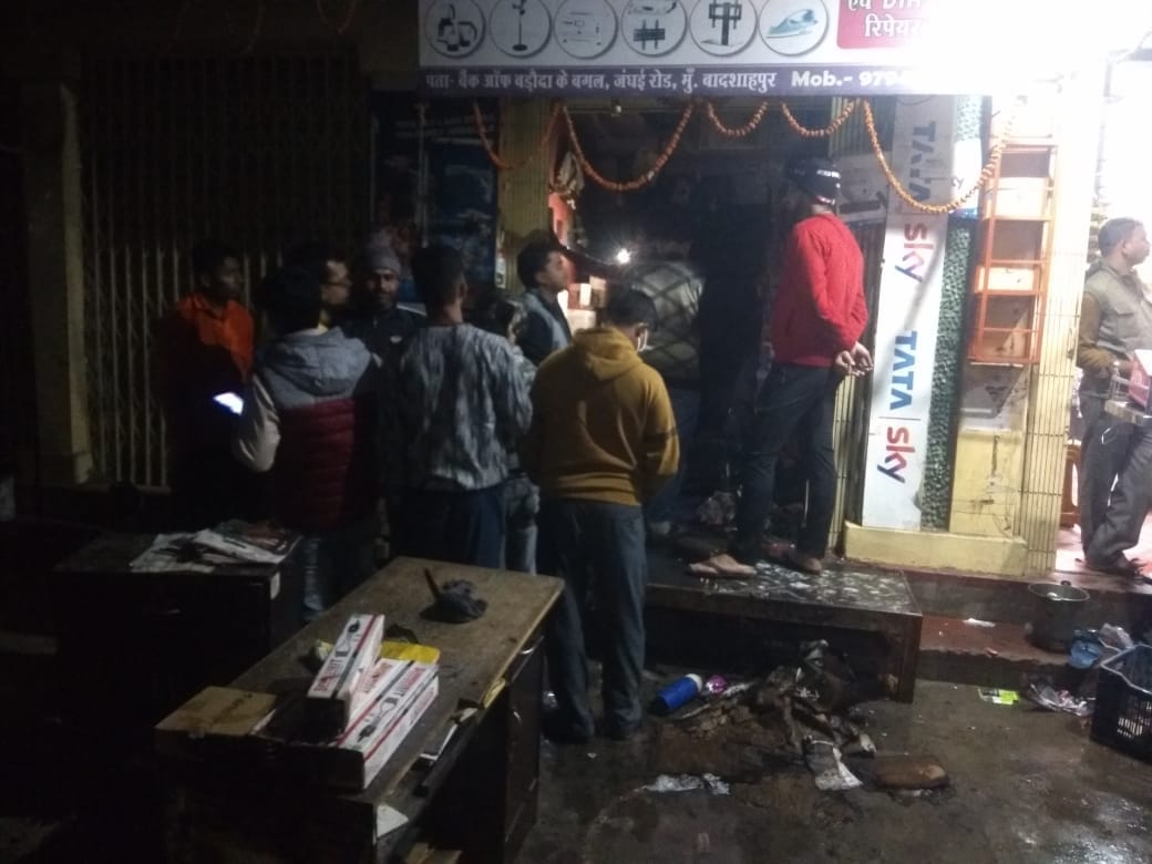 Fire in electronicshop in Jaunpur burns worth millions