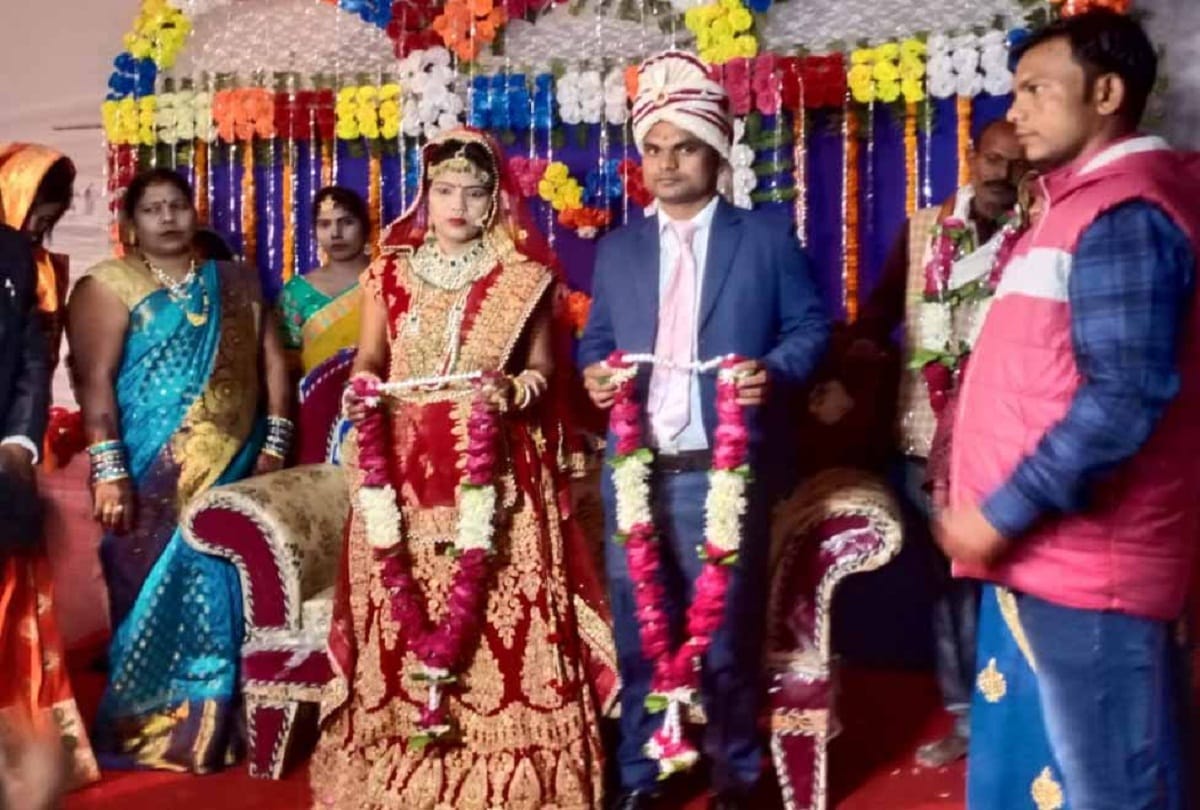 Bride arrived to her in-law's house with a shower, put Jayamala on the bride's neck