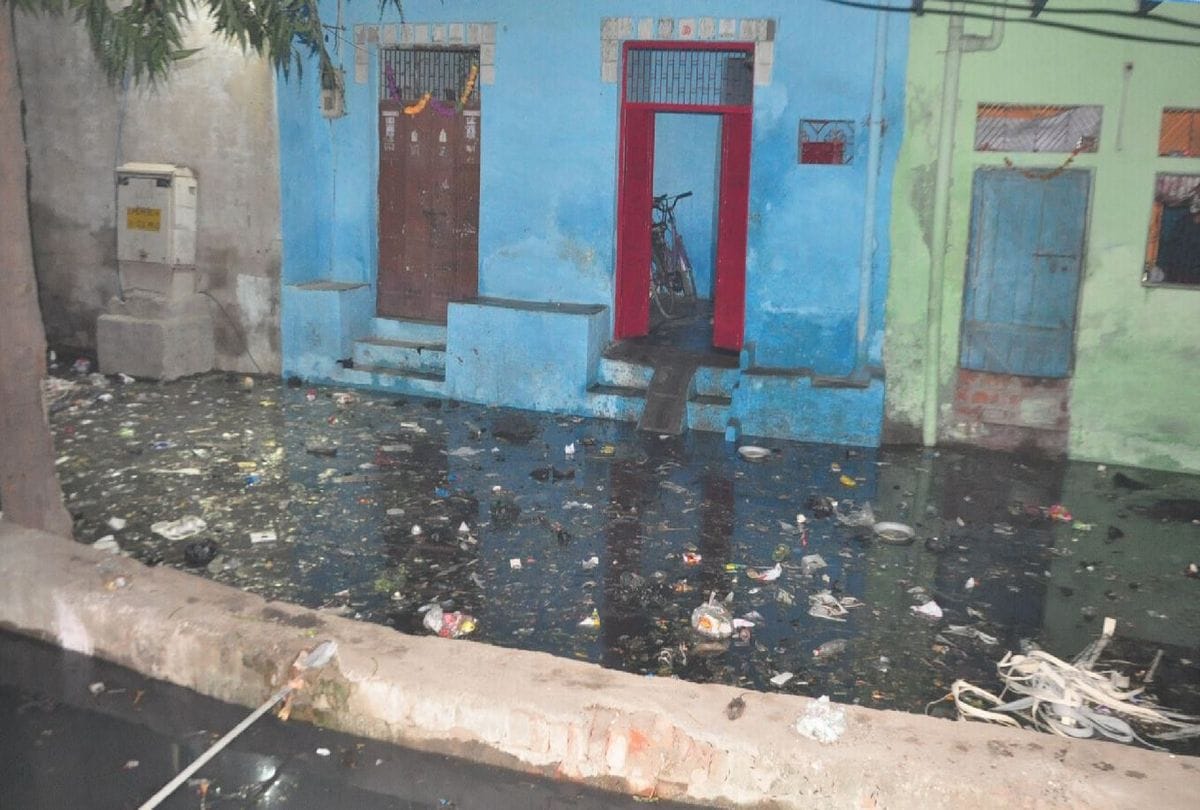 Agra UP News: sewer water entered in the houses of many colonies in agra